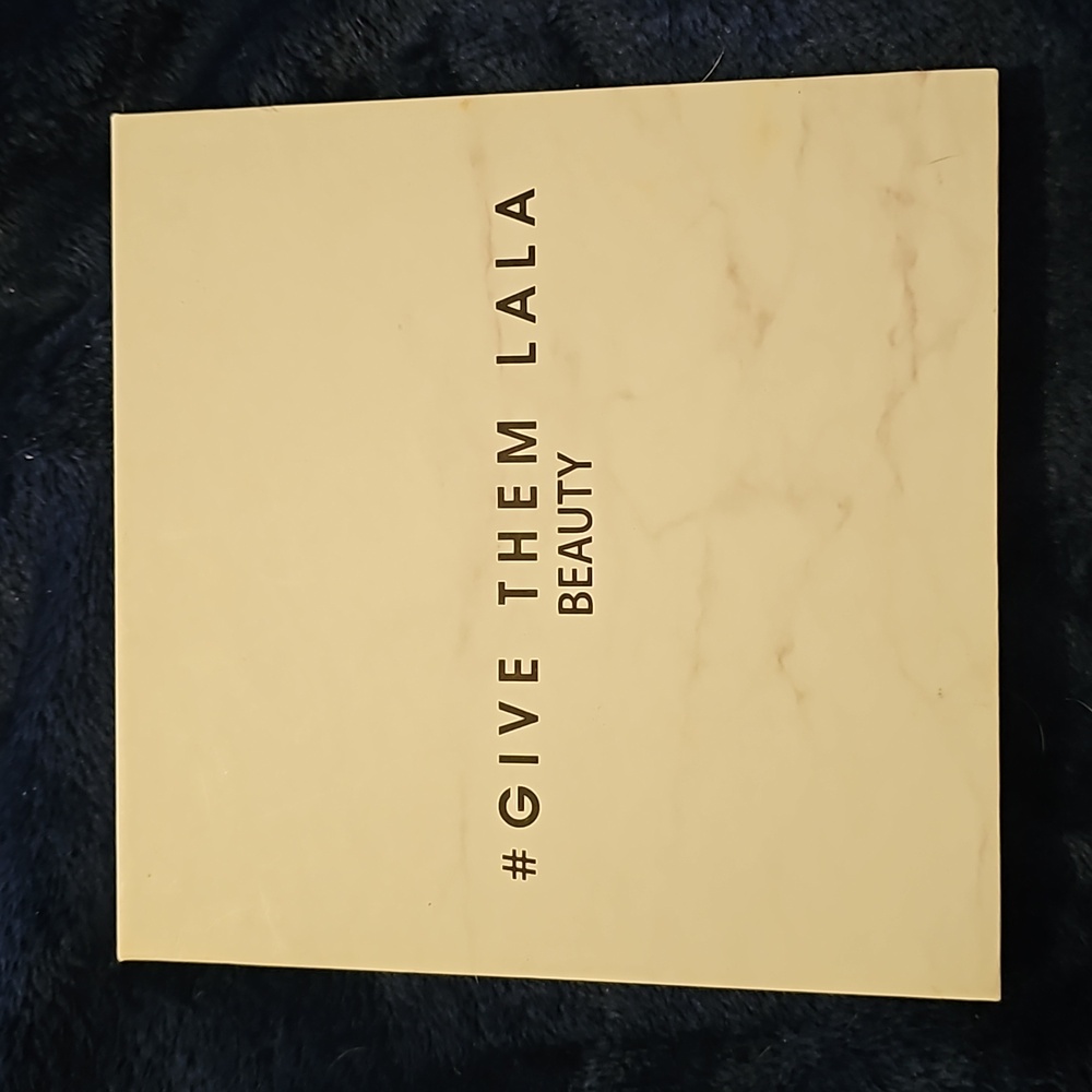 Give them Lala Beauty Eye Shadow Palette